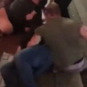 Engelli olan Amerikalı iki kişiyi dövdü