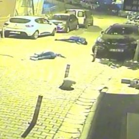 Motosiklete binen iki genç, kaza yaptı