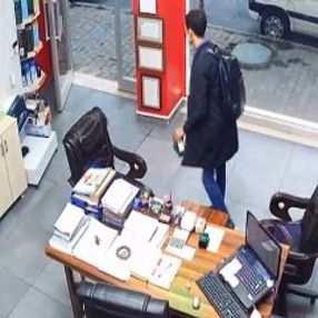 Arnavutköy'de sadaka kutusunu çalan hırsız kamerada