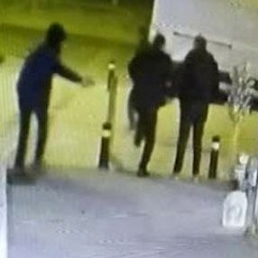 Kaldırımda bekleyen şahsı bacağından vurdu