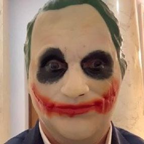 Ukrayna’da milletvekili, meclise Joker maskesiyle girdi
