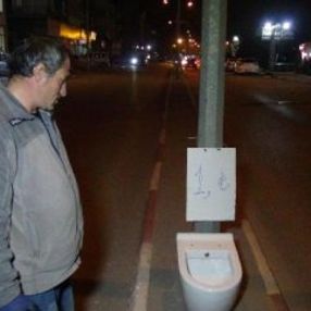 Aydınlatma direğine klozet takıldı