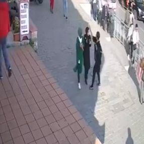 İstanbul Karaköy'de başörtülü kızlara yumruklu saldırı