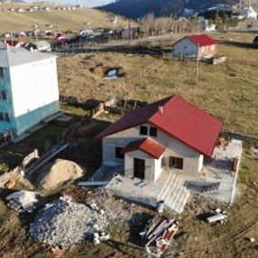 Haçka Yaylası'nda yıkılan evini yeniden inşa etti
