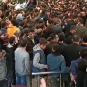 Ankara'daki AVM'de akıllı telefon izdihamı