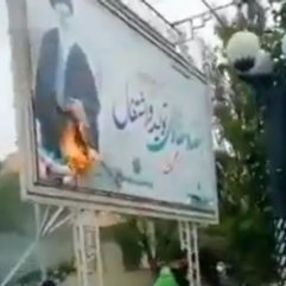 İran'da Hamaney'in posterini yaktılar