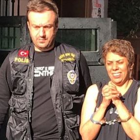 Başörtülü kızlara saldıran kadın gülerek adliyeye gitti