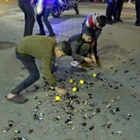 Bursa'da seyyar satıcılar ile zabıtalar arasında arbede