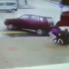 Ankara'da iki kişi aracın çarpmasından kıl payı kurtuldu
