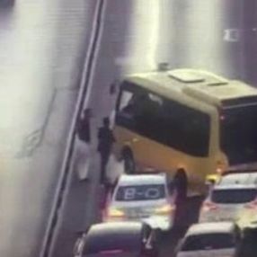 Dolmuş gelin arabasından zarf alabilmek için yolu kapadı
