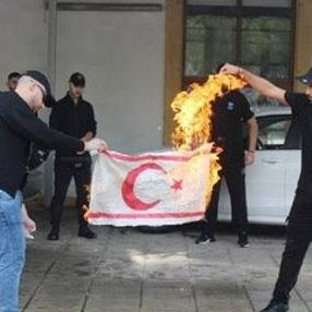 Rumlardan KKTC bayrağına saldırı