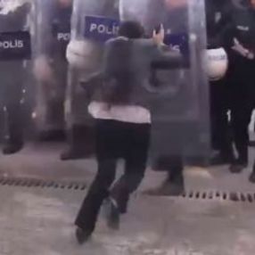 HDP'li millevekili polis kalkanına koşarak kafa attı