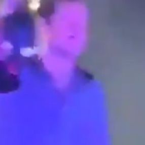 Suudi kadın, konserde sahneye sütyen attı