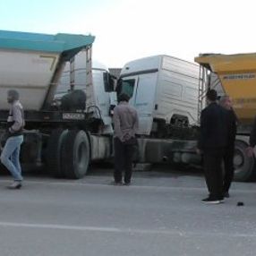 Kediyi ezmek istemeyen tır sürücüsü, tırla çarpıştı