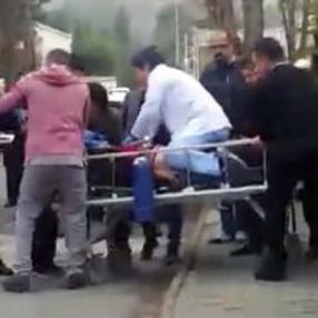 Kalp krizi geçiren şahsa sedye üstünde kalp masajı yaptı