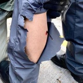 Çinli protestocunun attığı ateşli ok polise saplandı