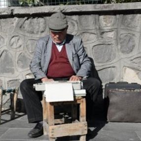 Emekli olup arzuhalciliğe başladı, 8 çocuk okuttu