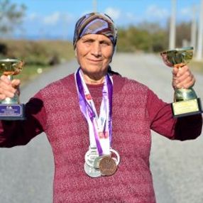 Çanakkale'nin Koşucu Teyze'si madalyaya doymuyor