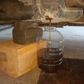 Yabancı plakalı otomobilin yakıt deposundan kaçak bal çıktı