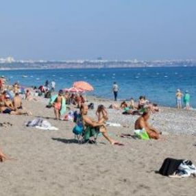 Konyaaltı sahilinde sıcak hava yoğunluğu