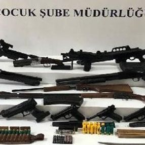 Çocuklara para verip silahla atış yaptırdı
