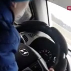 Rusya'da küçük çocuğuna araba kullandıran anne