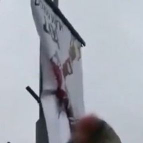İran'da Amerika'ya tepki için verilen afişi indirdiler