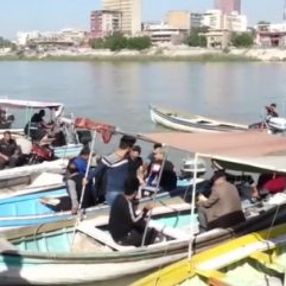 Irak'ta köprüler kapatılınca ulaşım tekneyle sağlanıyor