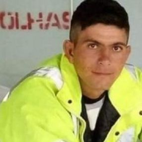 Tartıştığı eşini kazakla boğdu