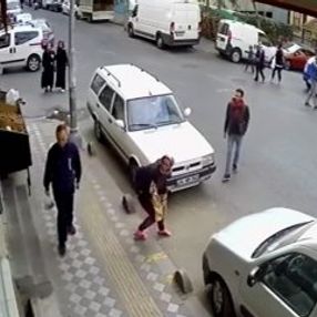 Tırnakçı kadın dikkatleri dağıtmak için soyundu