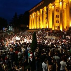 Gürcistan'da halk sokaklarda
