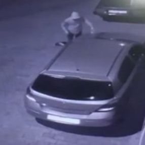 Adana'da 2 kişi park halindeki aracı yaktı