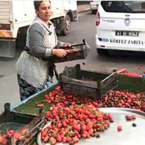 Kocaeli'de zabıtaları gören seyyar satıcının tepkisi