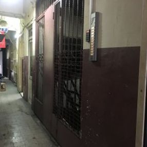 Başörtülü genç kızı darbeden kadının komşuları konuştu