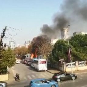 Kadıköy'de yanan cip patladı