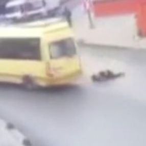 Kapısı açık minibüsten düştü