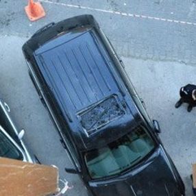 7 metreden hastane bahçesindeki aracın üzerine atladı