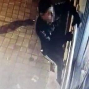 Kadıköy'de 3 hırsız örümcek adam gibi tırmandı