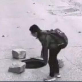 Çin'de açık unutulan çukur için önlem alan çocuklar