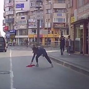 Caddeye düşen Türk bayrağını yerden aldı