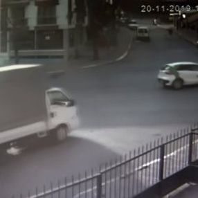 İstanbul'da hızını alamayan sürücü araca çarptı