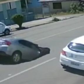 Brezilya'da otomobilin çukura düştüğü anlar