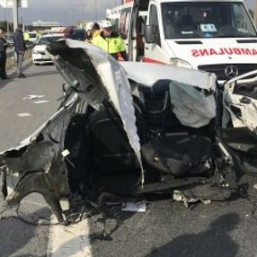 TEM otoyolunda araç ikiye bölündü: 1 ölü 2 yaralı