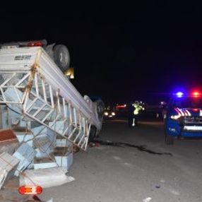 Şanlıurfa'da arı kovanları taşıyan kamyonet tırla çarpıştı