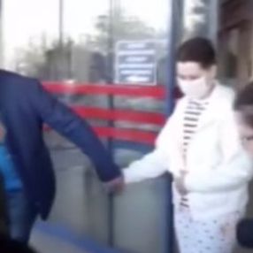 Kanseri yenen eşini gelin arabasıyla karşıladı