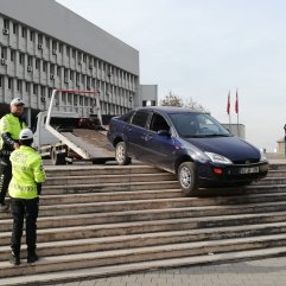 Sürücü yolu şaşırınca otomobil merdivende asılı kaldı