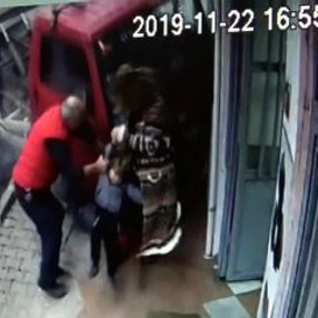 Esnafın dikkati anne ve iki çocuğunu son anda kurtardı