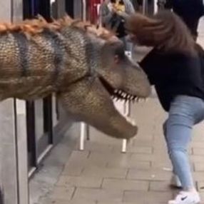 Londra sokaklarında dinozor şakası
