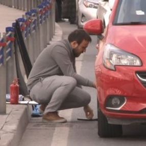 Fatih'te su mazgalı yerinden çıktı, sürücüler yolda kaldı