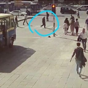 Ankara'da yere düşen yaşlı amcanın parasını çaldı
